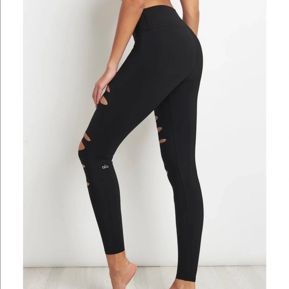 Alo Yoga High Waisted Ripped Warrior Legging in Black Size Extra‎ Small